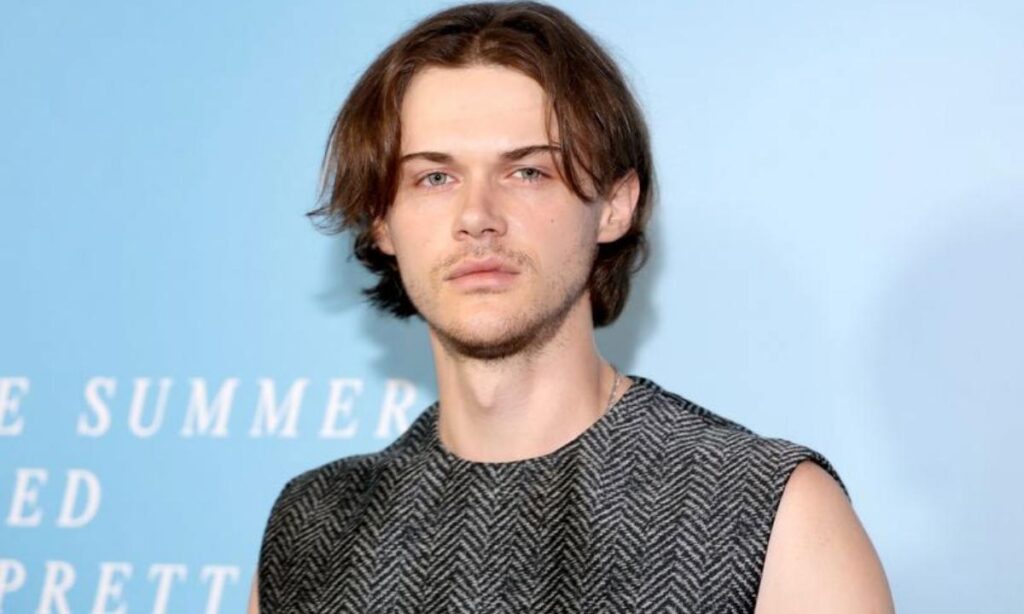 christopher briney height 